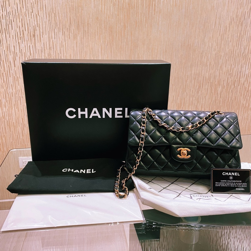 Classic Chanel AUTHENTIC flap bag Lambskin & Gold-Tone Metal Black